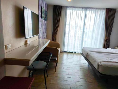 a hotel room with a bed and a desk at BB House Khlongtan in Bangkok