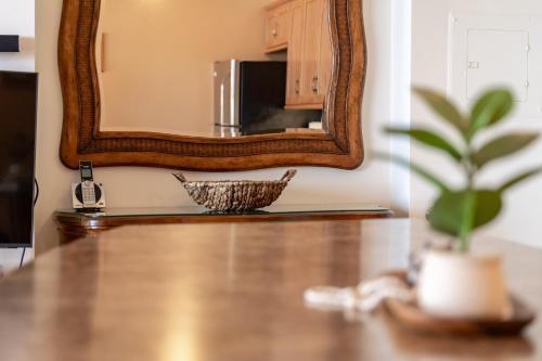 TV o dispositivi per l'intrattenimento presso Tropical Escape, Ocean Views Condo with Parking