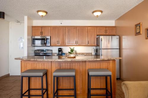 Cucina o angolo cottura di Tropical Escape, Ocean Views Condo with Parking