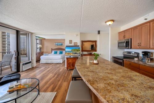 Cucina o angolo cottura di Tropical Escape, Ocean Views Condo with Parking