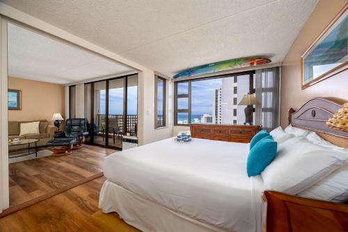 Letto o letti in una camera di Tropical Escape, Ocean Views Condo with Parking