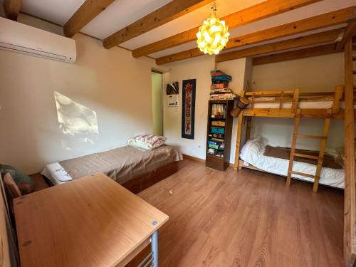 - un salon avec deux lits superposés et une table dans l'établissement Villa 4 Faces à Laroque-des-Albères avec Piscine et Terrasse - FR-1-732-67, à Laroque-des-Albères