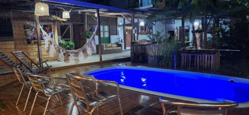 a swimming pool with chairs and a blue tub at Espaço Sairé - 8 minutos da Praia in Alter do Chao