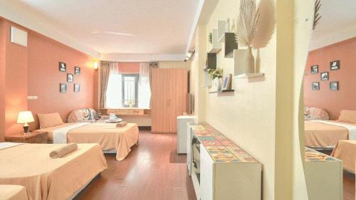 Una cama o camas en una habitación de Nguyên căn 6 tầng 4 phòng ngủ khép kín thang máy