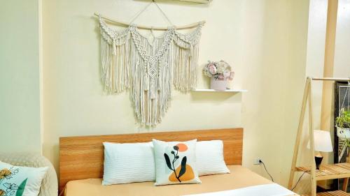 Una cama o camas en una habitación de Nguyên căn 6 tầng 4 phòng ngủ khép kín thang máy