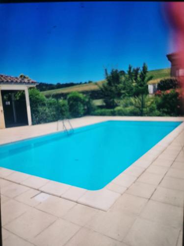 carré de détente JACUZZI JARDIN PISCINE T3 PARKING