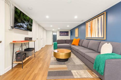 Televisyen dan/atau pusat hiburan di Sleeps 10 + Coffee bar + Game Room + Train to CHGO
