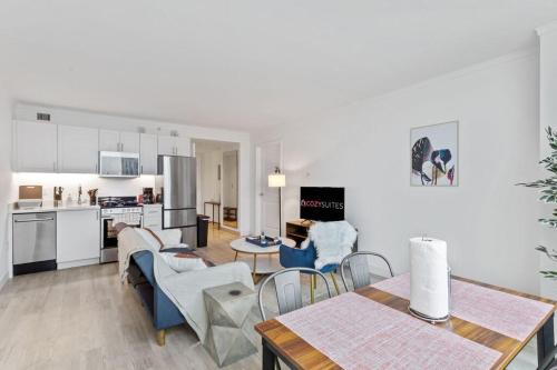 大西洋城TWO Spacious CozySuites Condos at Showboat的配有桌椅的厨房和客厅