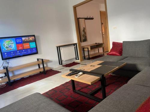 TV a/nebo společenská místnost v ubytování appartement chic et privé avec balcon proche de l'aéroport et du centre ville de Tunis