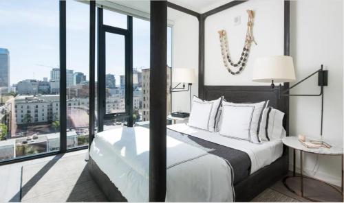 Posteľ alebo postele v izbe v ubytovaní The Olive Skyline 2 Bed Apt with FREE PARKING in DTLA