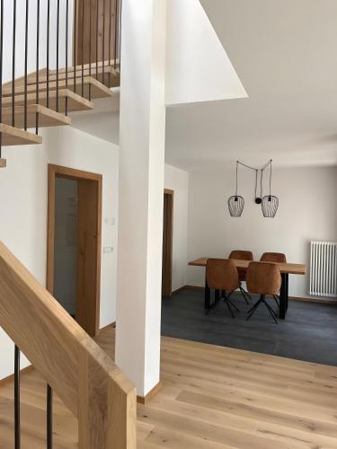 a dining room and kitchen with a table and chairs at Apartments Antersi Maria in San Vigilio Di Marebbe