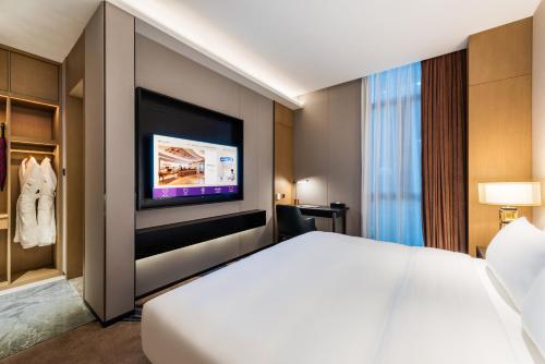 Postel nebo postele na pokoji v ubytování Mercure Shenzhen Longgang