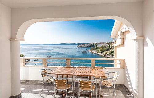 3 Bedroom Nice Apartment In Okrug Gornji