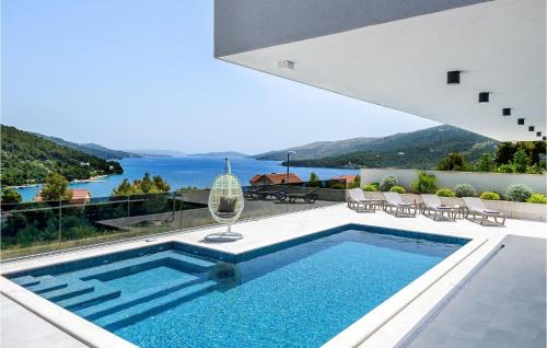 ein Haus mit Swimmingpool und Blick auf das Meer in der Unterkunft Amazing Home In Marina With Sauna in Marina