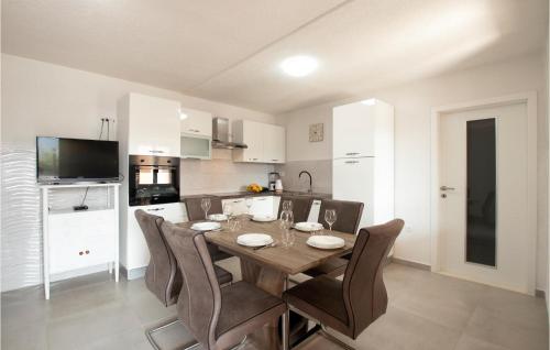 Η κουζίνα ή μικρή κουζίνα στο Nice Home In Krusevo With Wifi