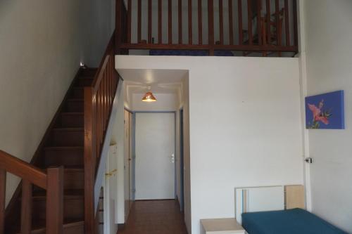 a hallway with a staircase leading up to a room at APPARTEMENT MIMOSA avec PISCINE et à 3 min de la PLAGE Pointe Marin in Sainte-Anne