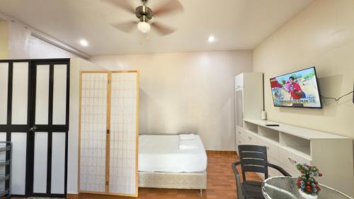 Katil atau katil-katil dalam bilik di Studio apartment with door to the street and air conditioning
