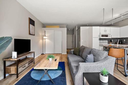 Кухня или мини-кухня в CozySuites Mill District with pool gym #13
