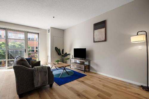 Телевизор и/или развлекательный центр в CozySuites Mill District with pool gym #13