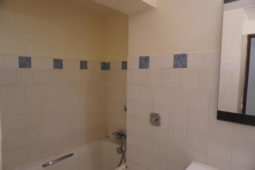 Koupelna v ubytování APPARTEMENT CAMELIA avec PISCINE et à 3 min de la PLAGE Pointe Marin