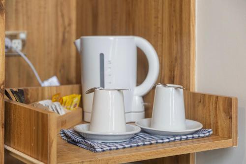 a coffee maker on a wooden shelf with two cups at Adelaide Paringa in Adelaide