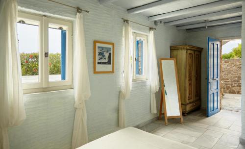 アギオス・イオアニスにあるDinora Villaの窓付きの部屋、ベッド1台、ドア