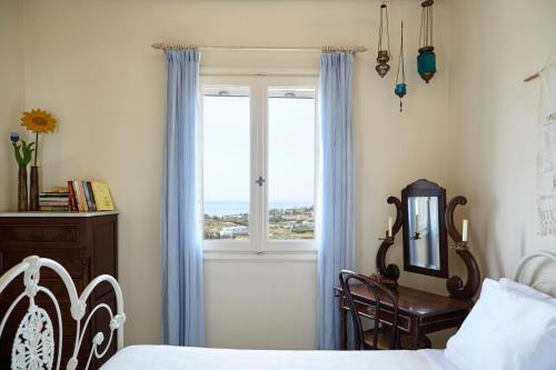 アギオス・イオアニスにあるDinora Villaのベッドルーム1室(ベッド1台、窓、デスク付)