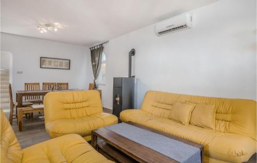 Posezení v ubytování Holiday Home Barusici With Sea View 09