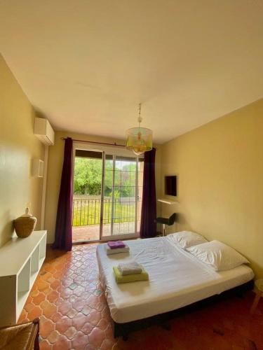 una camera da letto con un grande letto e una grande finestra di Private villa with pool a Roquefort-les-Pins