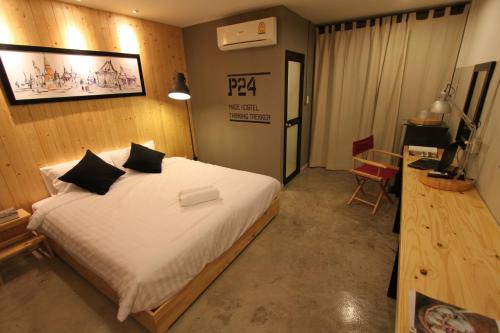 Un dormitorio con una cama grande en una habitación. en P24 at Kaset, en Bangkok