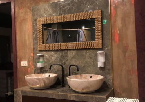 Bilik mandi di Papabo Backpackers Mactan