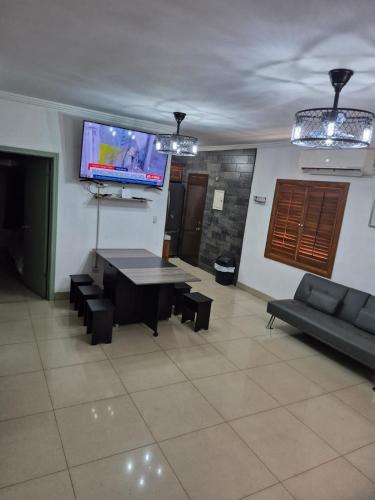 Μια τηλεόραση ή/και κέντρο ψυχαγωγίας στο A three-bedroom house downtown