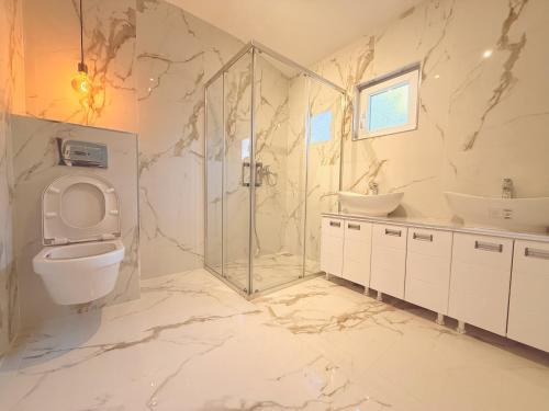 Koupelna v ubytování Private home with pool & beach, Vacation Near Center, Yard, BBQ, Mountain View, Free Parking