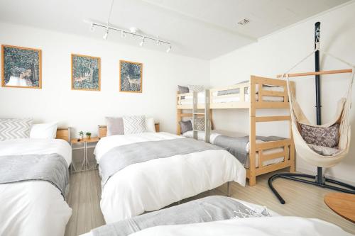 two beds in a room with a bunk bed at KOEDO MINAMI noyado in Kawagoe