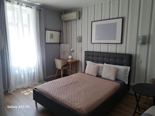 une chambre avec un lit, une table et une fenêtre dans l'établissement Maison T3 clim bus C3 proche centre terrasse, à Avignon