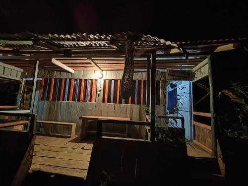 ブエナベントゥラにあるCabañas Pilde playa la Barraの木製デッキ(建物前のテーブル付)