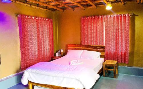 Postel nebo postele na pokoji v ubytování Giri Raj Resort Bandarban