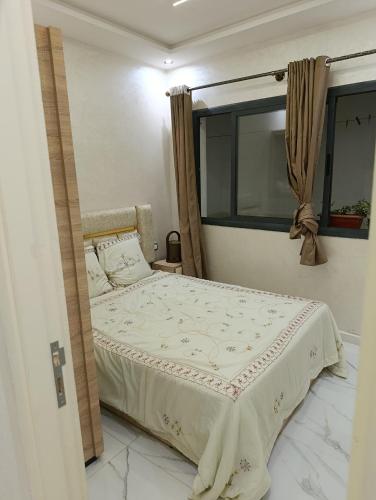 ein Schlafzimmer mit einem großen Bett mit Fenster in der Unterkunft Martil, Tetuán Apartamento in Martil