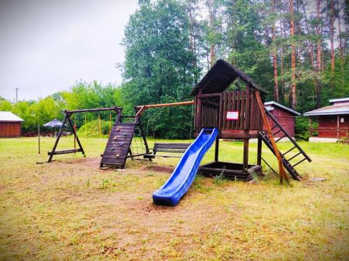un parque infantil con un tobogán azul en VerLema House 46, en Augustów