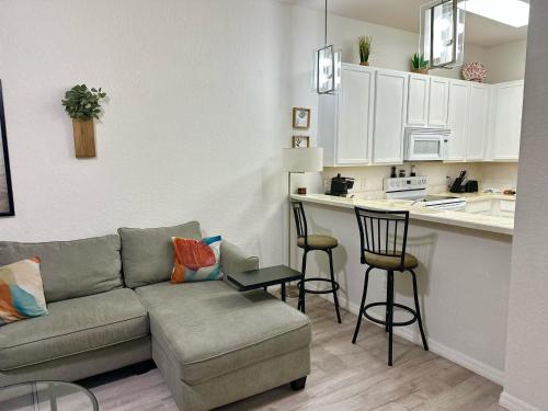 ein Wohnzimmer mit Couch und Küche in der Unterkunft Cozy 3 bedroom Condo near Disney World! in Kissimmee