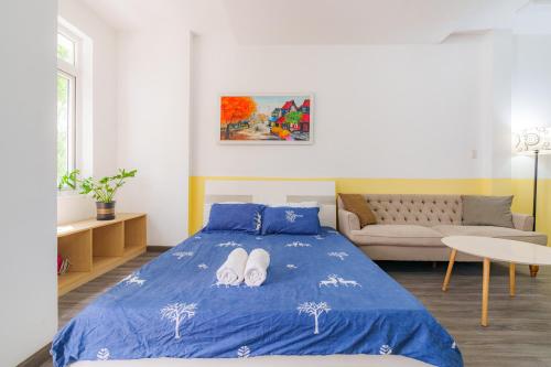 1 dormitorio con cama con chanclas en NEWROOM-1km 2 Bui Vien, en Ho Chi Minh