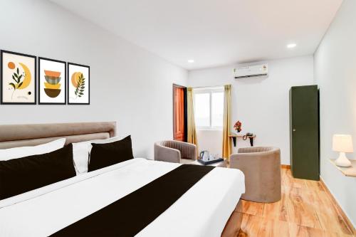 a hotel room with a bed and a desk at Super Townhouse B N Reddy Formerly Capitol Stay Inn in Surūrnagar