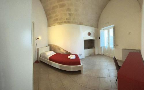 a bedroom with a bed in the middle of a room at Agorà nei sassi in Matera