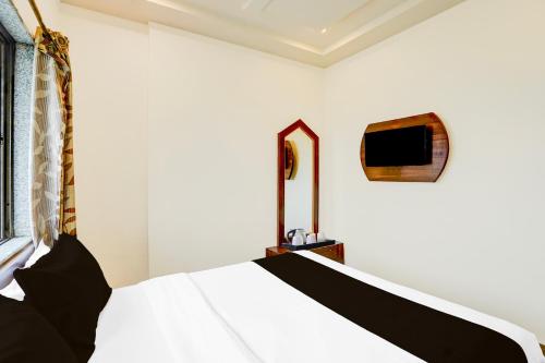 Μια τηλεόραση ή/και κέντρο ψυχαγωγίας στο Hotel O Shirdi Sai Baba Temple Formerly Sai Viranjan