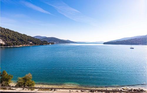 une grande étendue d'eau avec un bateau à l'intérieur dans l'établissement 3 Bedroom Lovely Apartment In Marina, à Marina