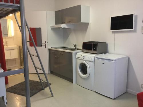 une cuisine avec un lave-linge et un micro-ondes dans l'établissement Studio sur cour au coeur de Colmar, à Colmar