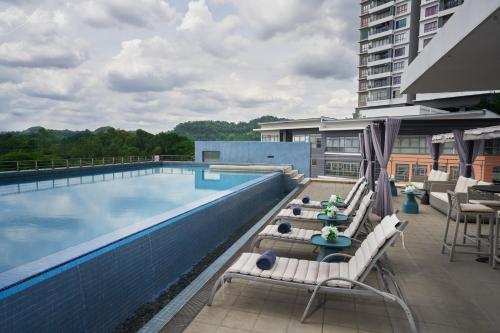 Bazén v ubytování Bespoke Hotel Puchong nebo v jeho okolí