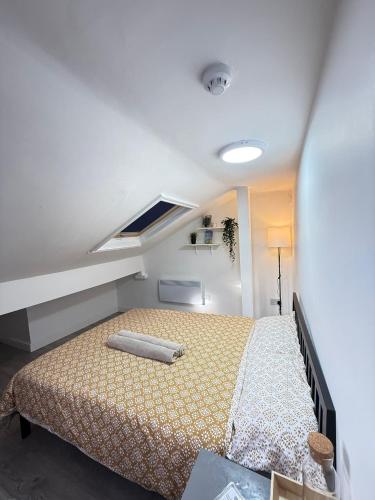 a bedroom with a bed in a room at Britlodge Ruskin Ave Home in Manchester