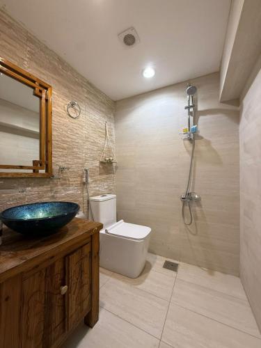 a bathroom with a sink and a toilet at 3 غرف - الركن الهادي in Jeddah
