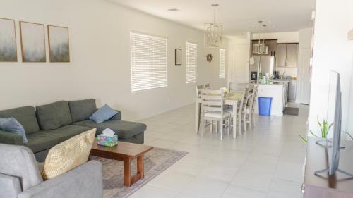 Posezení v ubytování Spacious 3BR Tucson Home - Pool, Playground, Mtn View, AC